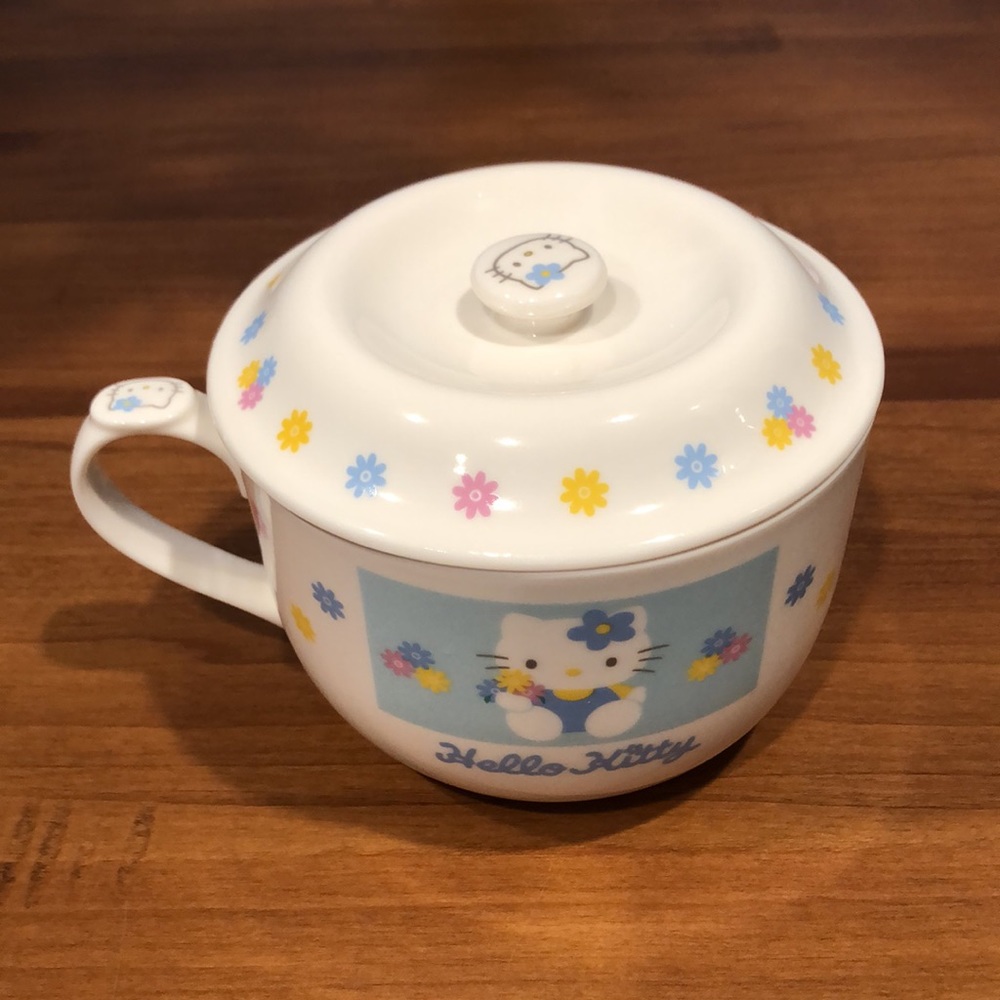 Sanrio Hello Kitty Large Ceramic Soup Mug with Lid - Picture 3 of 5